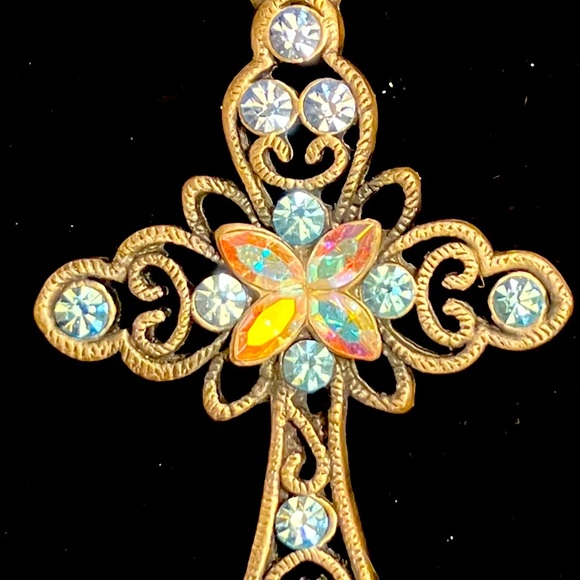 New Lia Sophia gorgeous cross necklace in box - Picture 3 of 3